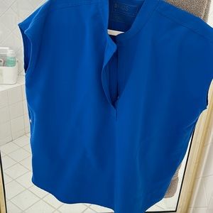 Set Figs size Large shirt and Large petite pant in excellent condition.